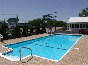 Lanina Inn's sparkling pool/