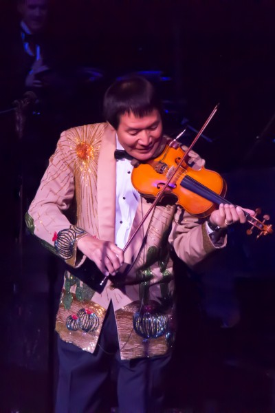 Shoji Tabuchi playing "Listen to the Mocking Bird."