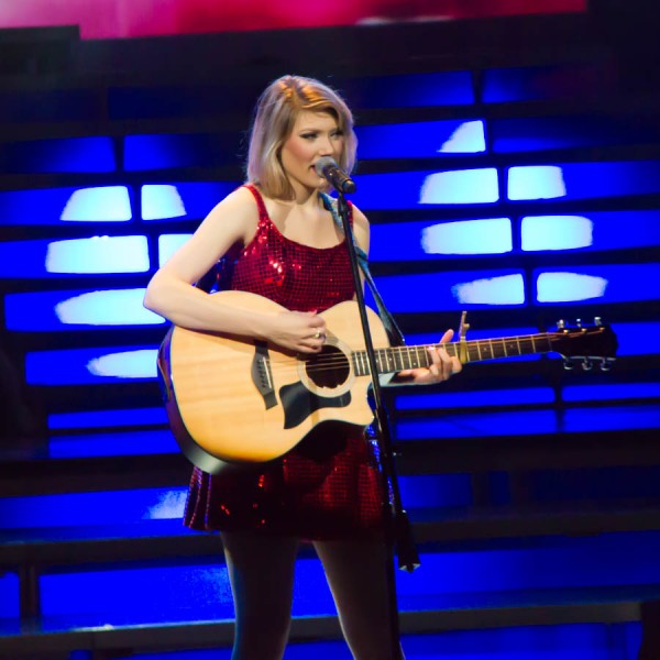 Elizabeth Scarbourough performing her Taylor Swift tribute at Legends in Concert. 