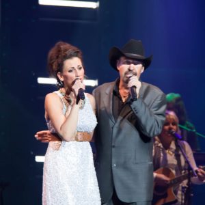 Danielle Peck and Billy Yates performing the classic Dolly Parton-Kenny Rogers duet of "Islands in the Stream."